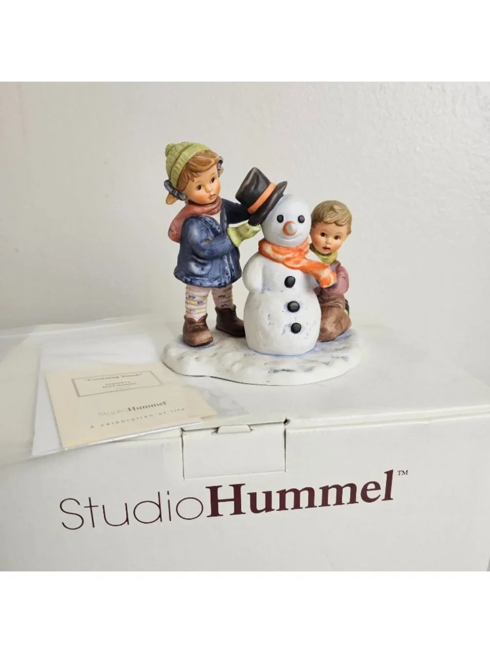 "Crowning Touch" Goebel Berta Hummel '99 Figure BH 82 Orig Open Box Cert Of Auth - Picture 1 of 10